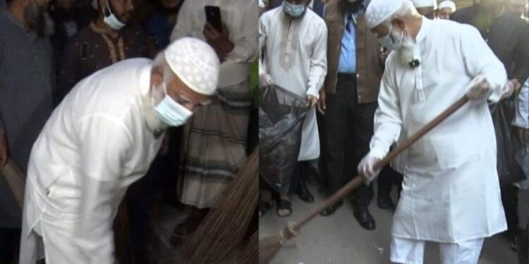 ঝাড়ু নিয়ে রাস্তা পরিষ্কার করলেন জামায়াত আমির