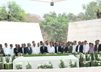 জিয়াউর রহমান ও খালেদা জিয়ার সমাধিতে প্রধানমন্ত্রী ও মন্ত্রিসভার সদস্যদের শ্রদ্ধা