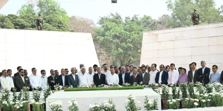 জিয়াউর রহমান ও খালেদা জিয়ার সমাধিতে প্রধানমন্ত্রী ও মন্ত্রিসভার সদস্যদের শ্রদ্ধা