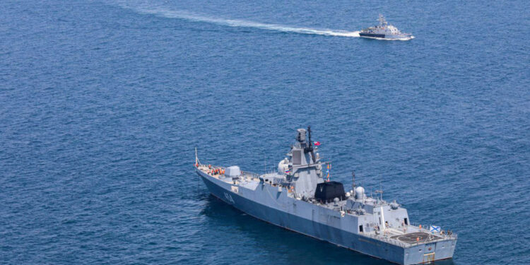 যুক্তরাষ্ট্রের সঙ্গে আলোচনার পরই রাশিয়ার সাথে সামরিক মহড়ায় ইরান