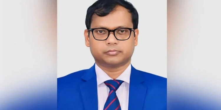 এবার সেই আলোচিত ডিসি সারোয়ারকে শোকজ