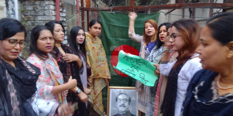 আওয়ামী লীগের ধানমন্ডি কার্যালয়ে মহিলা লীগ নেত্রীদের স্লোগান