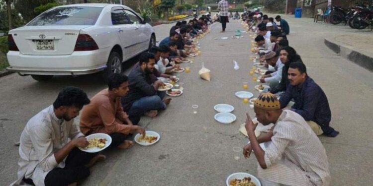 প্রতিবন্ধী শিক্ষার্থীদের সাথে চবি ছাত্রদলের ইফতার