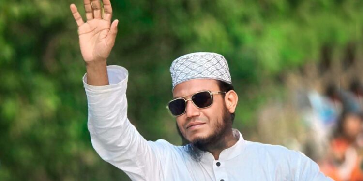 ৭৯ এমপি নিয়ে ২১২ জনকে ‘তীরের মতো সোজা’ রাখার ঘোষণা আমির হামজার