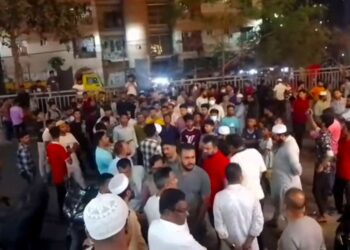 চাঁদাবাজির প্রতিবাদে আদাবর থানা ঘেরাও