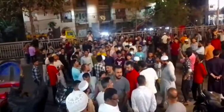 চাঁদাবাজির প্রতিবাদে আদাবর থানা ঘেরাও