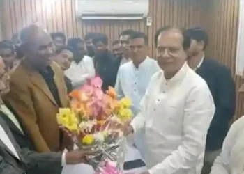 রাতের আঁধারে ত্রাণ মন্ত্রীকে আ.লীগের দুই নেতার ফুলেল শুভেচ্ছা