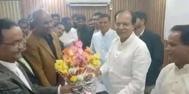 রাতের আঁধারে ত্রাণ মন্ত্রীকে আ.লীগের দুই নেতার ফুলেল শুভেচ্ছা