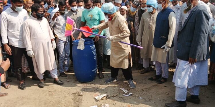 ঝাড়ু হাতে সড়কে এ টি এম আজহার: নিজ আঙিনা পরিষ্কার রাখলে দেশও পরিষ্কার থাকবে