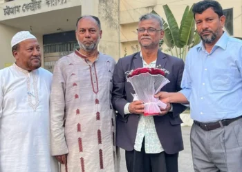 আ.লীগ নেতাকে কারা ফটকে ফুলেল শুভেচ্ছা জানালেন বিএনপি নেতা