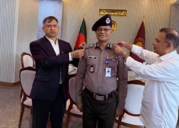 নতুন আইজিপিকে র‍্যাংক ব্যাজ পরিয়ে দিলেন প্রধানমন্ত্রী