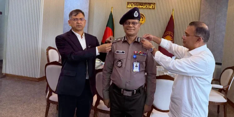 নতুন আইজিপিকে র‍্যাংক ব্যাজ পরিয়ে দিলেন প্রধানমন্ত্রী