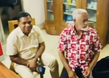 জামিন পাওয়া আ.লীগ নেতার বাসায় মিষ্টি নিয়ে গেলেন বিএনপি নেতা