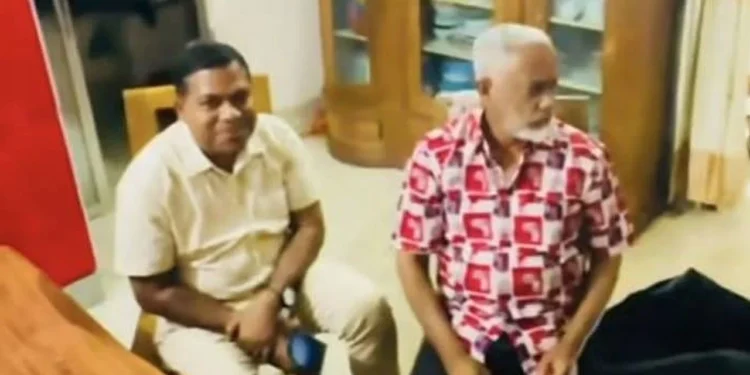 জামিন পাওয়া আ.লীগ নেতার বাসায় মিষ্টি নিয়ে গেলেন বিএনপি নেতা