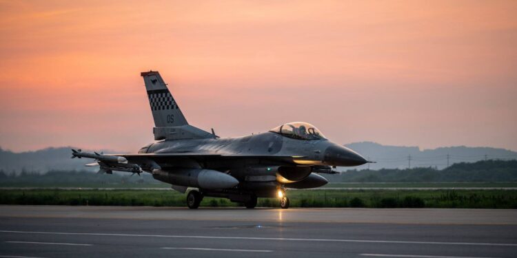 সীমান্তে ১০টি মার্কিন যুদ্ধবিমানের টহল, আকাশেই পাল্টা জবাব দিল চীন