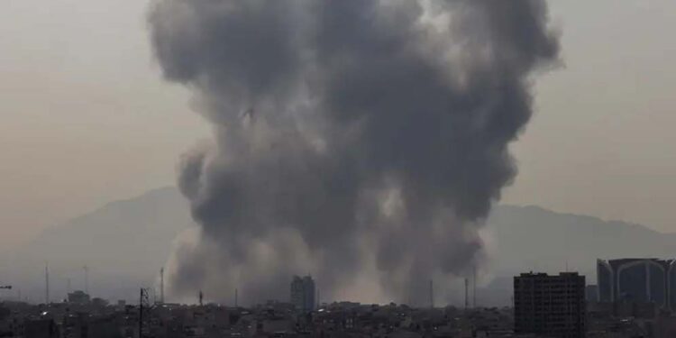 ইসরাইলের রাজধানী তেল আবিবে পড়ল ইরানের ক্ষেপণাস্ত্র