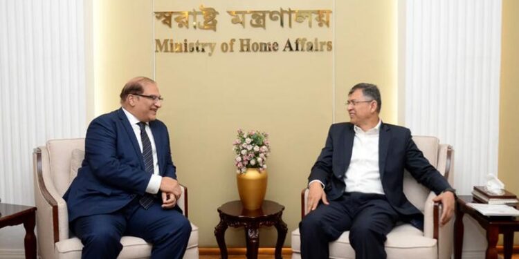 স্বরাষ্ট্রমন্ত্রীর সঙ্গে পাকিস্তানের হাইকমিশনারের সাক্ষাৎ