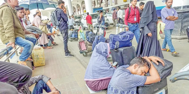 মধ্যপ্রাচ্যগামী ৫৪ ফ্লাইট বাতিল: বিমানবন্দরে যাত্রীদের ভোগান্তি, অনিশ্চয়তা