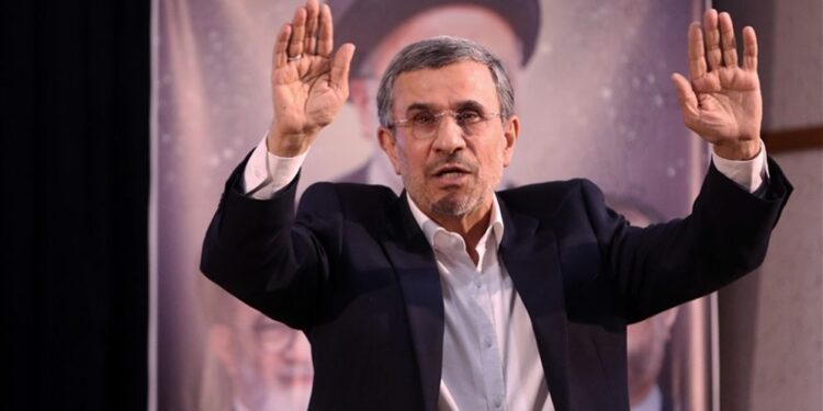 ইরানের সাবেক প্রেসিডেন্ট আহমাদিনেজাদ বেঁচে আছেন: উপদেষ্টা