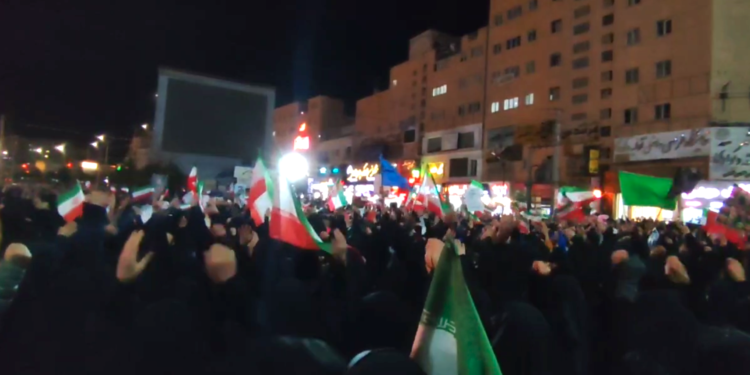 আগ্রাসনের প্রতিবাদে উত্তাল তেহরান: রাজপথে সাধারণ মানুষের সাথে বিশ্ববিদ্যালয়ের শিক্ষকদের অভূতপূর্ব সংহতি