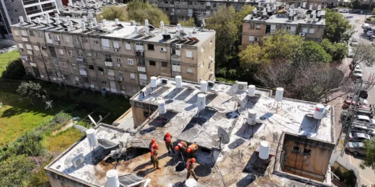 ইসরায়েলের মধ্যাঞ্চলে আঘাত হেনেছে ইরানের ক্ষেপণাস্ত্র