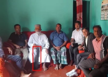 শটগান হাতে অসুস্থ কর্মীকে দেখতে গেলেন বিএনপি নেতা