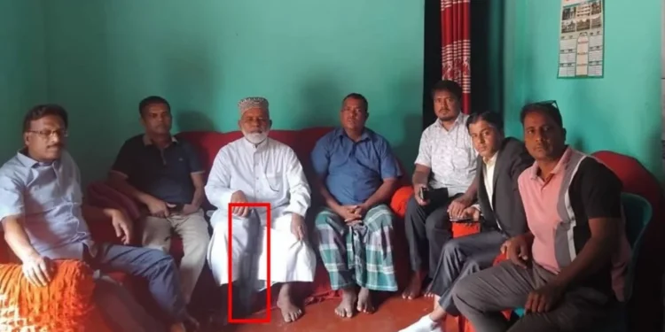 শটগান হাতে অসুস্থ কর্মীকে দেখতে গেলেন বিএনপি নেতা