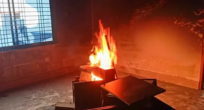 উদ্বোধনের ১ ঘণ্টা পর আ’লীগ কার্যালয়ে আগুন দিলো বিক্ষুব্ধ জনতা