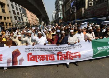 ইলেকশন ইঞ্জিনিয়ারিংয়ের অভিযোগ: রিজওয়ানা হাসান ও খলিলুর রহমানকে জিজ্ঞাসাবাদের দাবিতে জামায়াতের বিক্ষোভ
