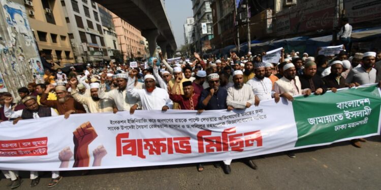 ইলেকশন ইঞ্জিনিয়ারিংয়ের অভিযোগ: রিজওয়ানা হাসান ও খলিলুর রহমানকে জিজ্ঞাসাবাদের দাবিতে জামায়াতের বিক্ষোভ