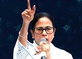 দিল্লির সরকারকে ফেলে দেয়ার হুঁশিয়ারি মমতার