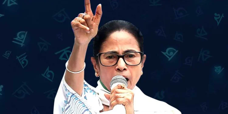 দিল্লির সরকারকে ফেলে দেয়ার হুঁশিয়ারি মমতার