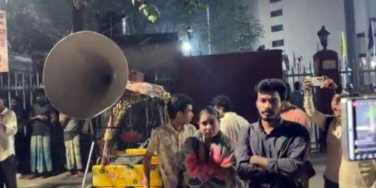 ইমির নেতৃত্বে শাহবাগ থানার সামনে ৭ মার্চের ভাষণ বাজানো হচ্ছে