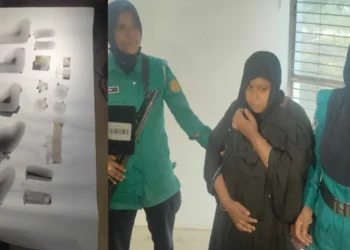 খুলনায় নারীর ব্যাগে মিললো ৫টি অত্যাধুনিক অস্ত্রসহ বিপুল গুলি