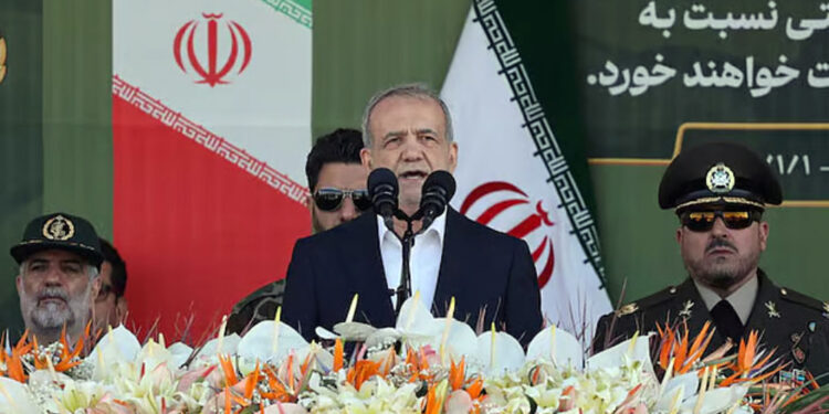 শত্রুকে এক ইঞ্চি জমিও দখল করতে দেবে না ইরান: পেজেশকিয়ান