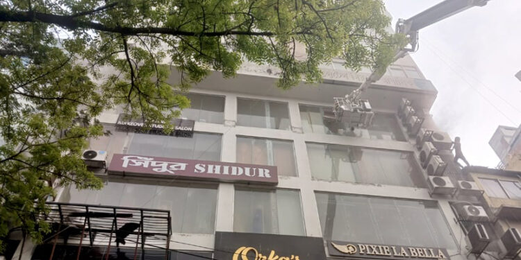 মিরপুরে বাণিজ্যিক ভবনে আগুন, হাসাপাতালে ২ জনের মৃত্যু