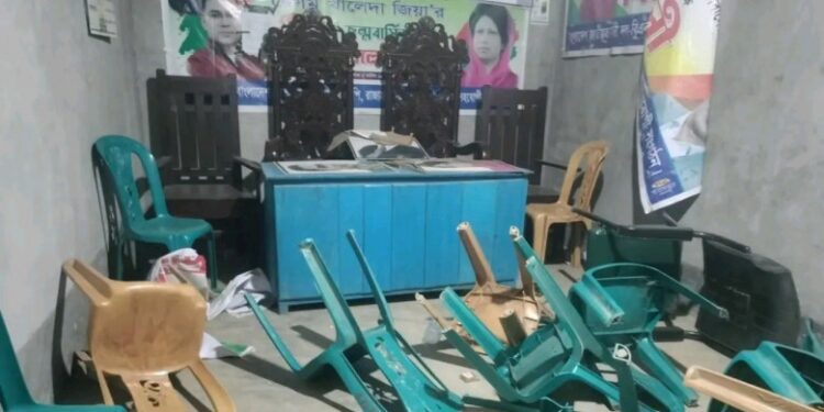 গাইবান্ধায় বিএনপি কার্যালয়ে অস্ত্র-রড নিয়ে আওয়ামী লীগের হামলা