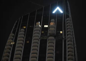 ড্রোনের আঘাতে দুবাইয়ে আবাসিক ভবনে আগুন