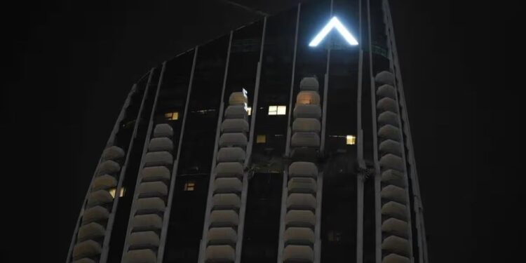 ড্রোনের আঘাতে দুবাইয়ে আবাসিক ভবনে আগুন