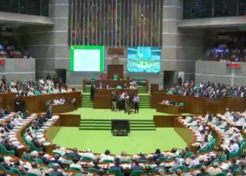 সংসদ অধিবেশনে শুরুতেই চমক