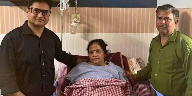 ভারতে গর্তযুক্ত রাস্তায় অ্যাম্বুলেন্সের ঝাঁকুনি, জেগে উঠলেন ‘ব্রেন ডেড’ নারী