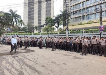 এস আলমসহ ব্যাংক লুটেরাদের বিচার দাবির মানববন্ধন ঘিরে উত্তেজনা, শাপলা চত্বরে পুলিশের কড়াকড়ি