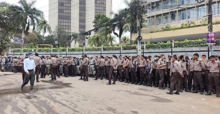 এস আলমসহ ব্যাংক লুটেরাদের বিচার দাবির মানববন্ধন ঘিরে উত্তেজনা, শাপলা চত্বরে পুলিশের কড়াকড়ি
