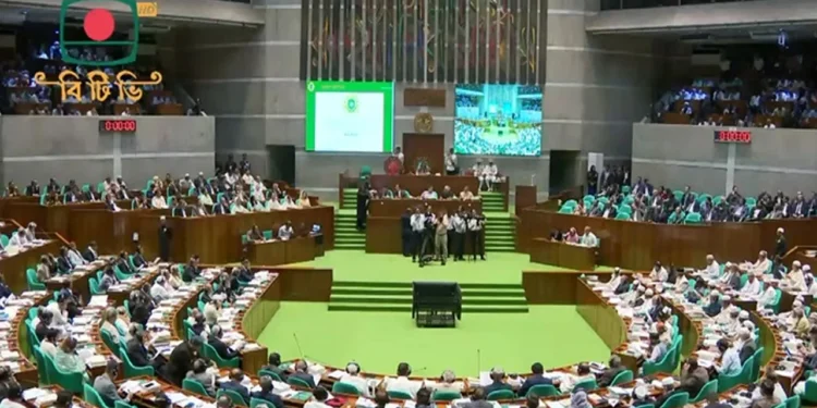 হেডফোন নিয়ে লুটপাটের অভিযোগ শাহজাহান চৌধুরীর