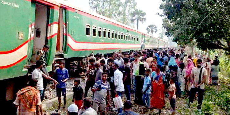 নীলসাগর এক্সপ্রেসের ৯ বগি লাইনচ্যুত, ঢাকা-উত্তরবঙ্গ রেল যোগাযোগ বন্ধ