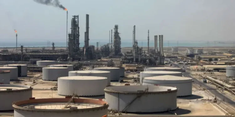 উপসাগরীয় অঞ্চলের পাঁচটি জ্বালানি স্থাপনা খালি করতে বললো ইরান