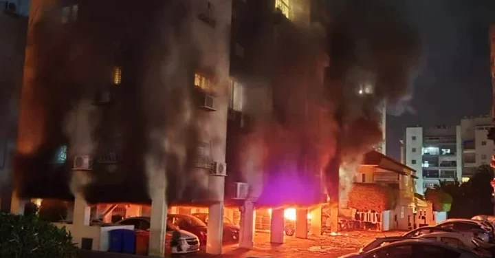 তেল আবিবে শতাধিক লক্ষ্যবস্তুতে হামলা, রাতে বড় অভিযানের হুঁশিয়ারি তেহরানের