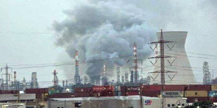 হাইফার তেল শোধনাগারে ইরানের ক্ষেপণাস্ত্র হামলা; জ্বলছে ইসরায়েলের বৃহত্তম জ্বালানি কেন্দ্র