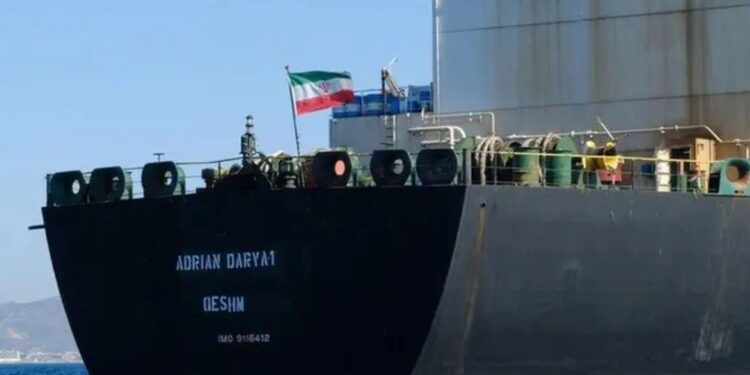 ইরানের তেল রপ্তানির নিষেধাজ্ঞা শিথিলের কথা ভাবছে যুক্তরাষ্ট্র