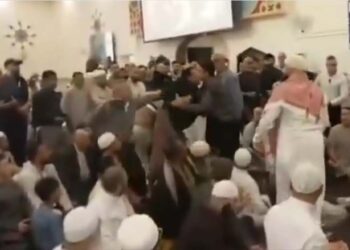 অস্ট্রেলিয়ার প্রধানমন্ত্রীকে মসজিদ থেকে বের করে দিলেন মুসল্লিরা